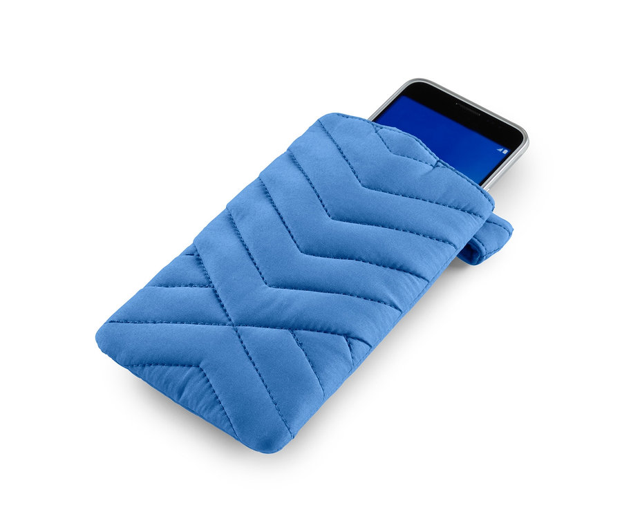 Ein Handy in einer blauen isolierten Multifunktionstasche.