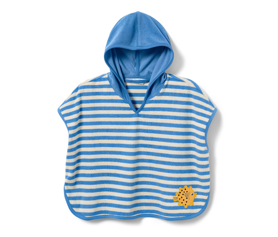 Ein blau und weiß gestreifter Kinder-Frottierponcho mit Kapuze und einem gelben Fischaufnäher.