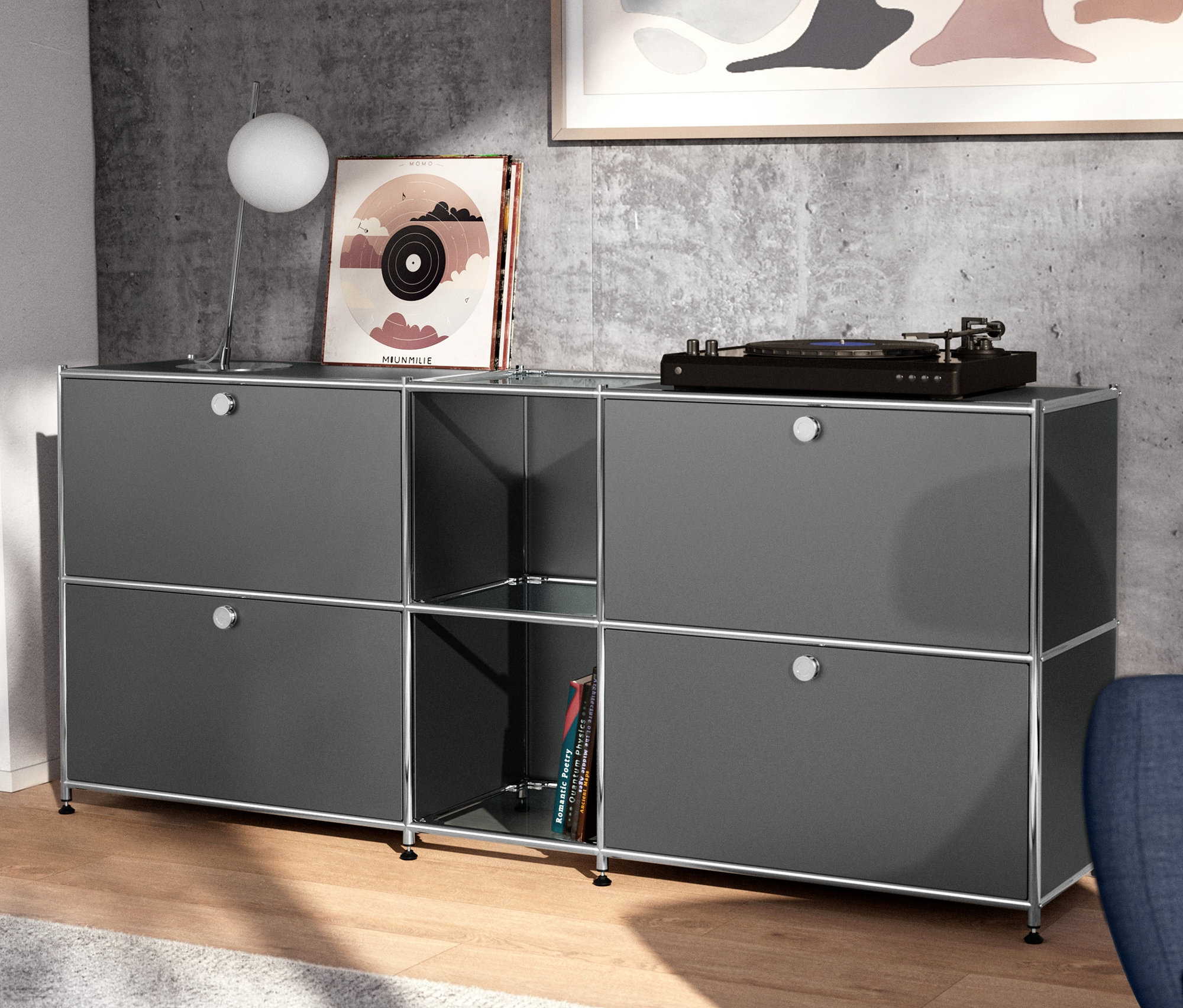 Eine verchromte Tischleuchte aus Metall steht auf einem grauen Sideboard Metall »CN3« mit 4 Klappenfächern.