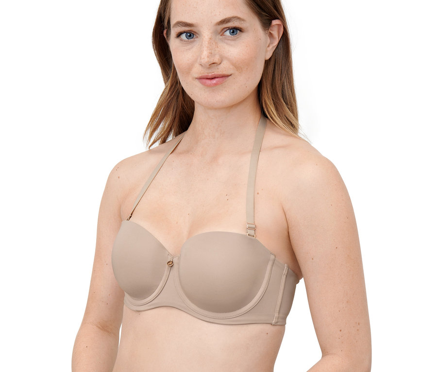 Frau trägt einen hautfarbenen Multistyle-BH.