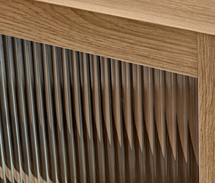 Detailansicht eines Wandschranks mit Riffelglastür.