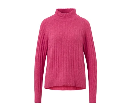Nahaufnahme eines gerippten Strickpullovers mit Stehkragen in Pink.