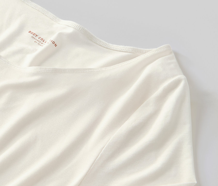 Detailansicht eines creme farbenen Langarmshirts im Modal-Seide-Mix.