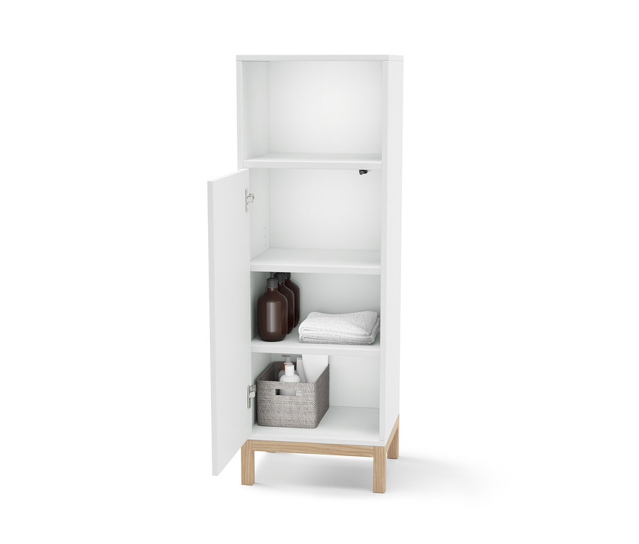 Offener Badschrank mit braunen Flaschen, weißem Handtuch und Korb in den Regalen.