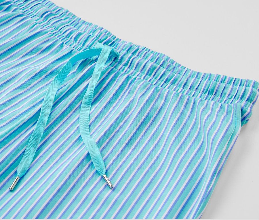 Detailaufnahme einer Pyjamahose mit blau-weißen Streifen und hellblauem Kordelzug.