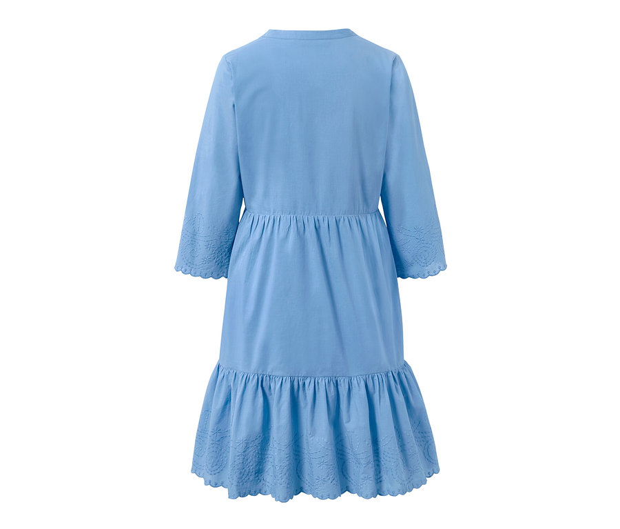 Ein hellblaues Webkleid mit Stickerei von hinten.