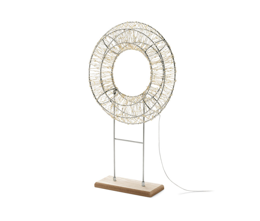 Freistehender LED-Ring auf Holzsockel.