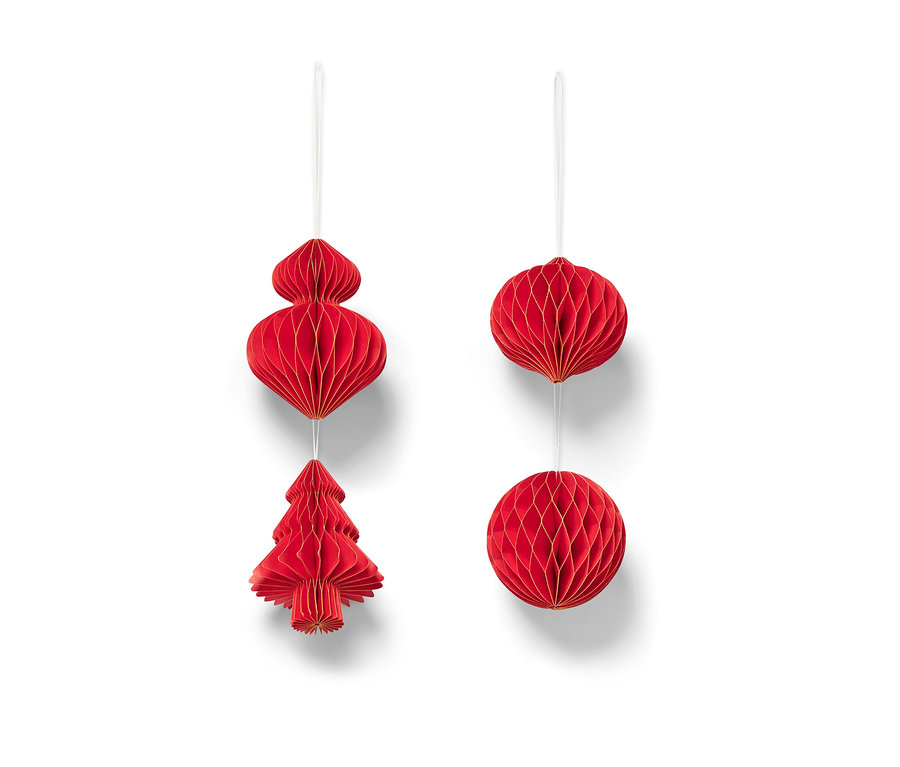 Vier rote Christbaumkugeln hängen vor einem weißen Hintergrund.