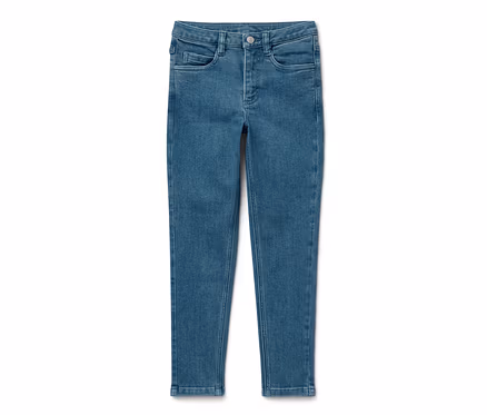 Eine blaue Kinder-Jeans ‒ Fit »Lotta« auf einem weißen Hintergrund.