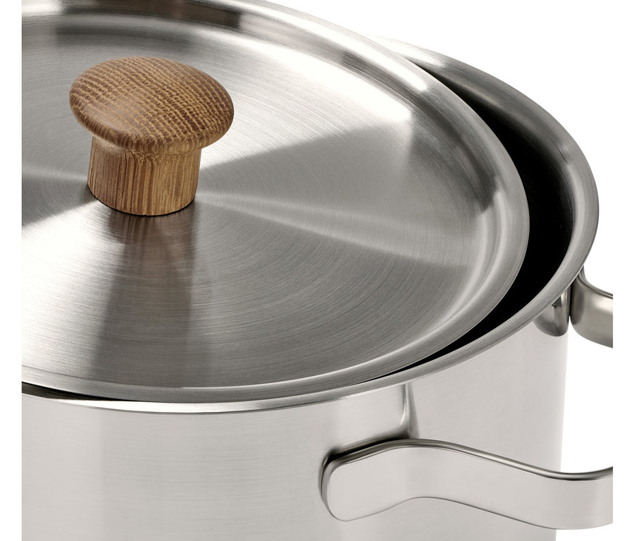 Nahaufnahme eines Edelstahl-Kochtopfs aus einem Edelstahl-Kochtopf-Set mit Deckel und Holzgriff.