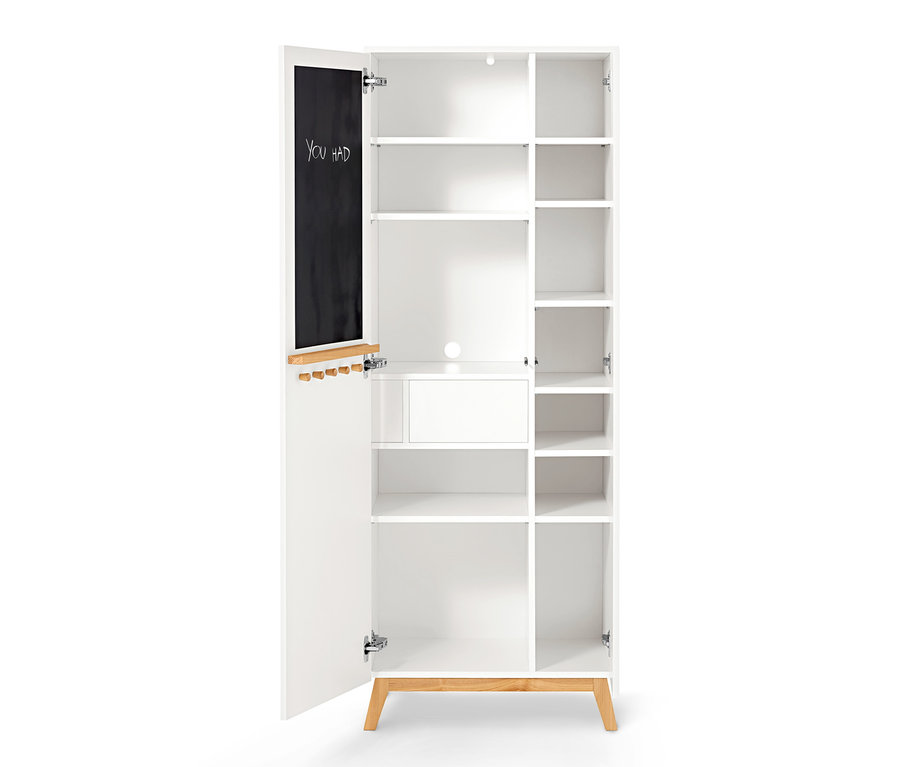 Offener Multifunktionsschrank mit Regalen und einer Tafel an der Tür.