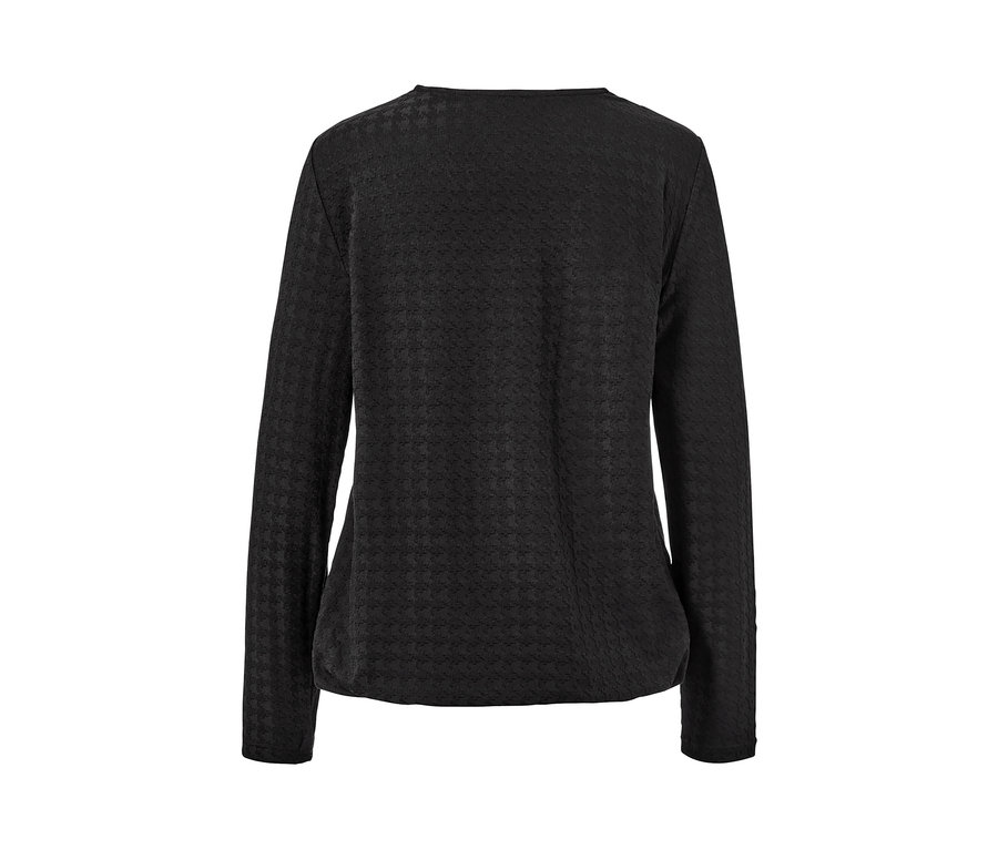 Detailansicht eines schwarzen, strukturierten Langarmshirts.