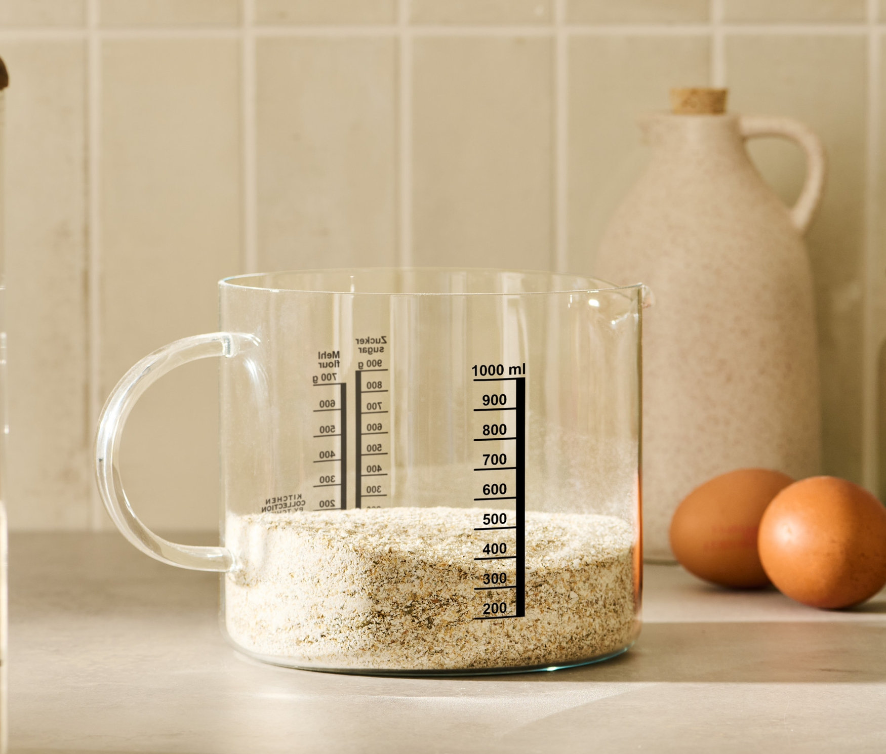 Körnige Substanz in einem durchsichtigen Messbecher.