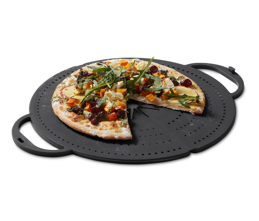 Pizza liegt auf dem Pfannenspritzschutz.