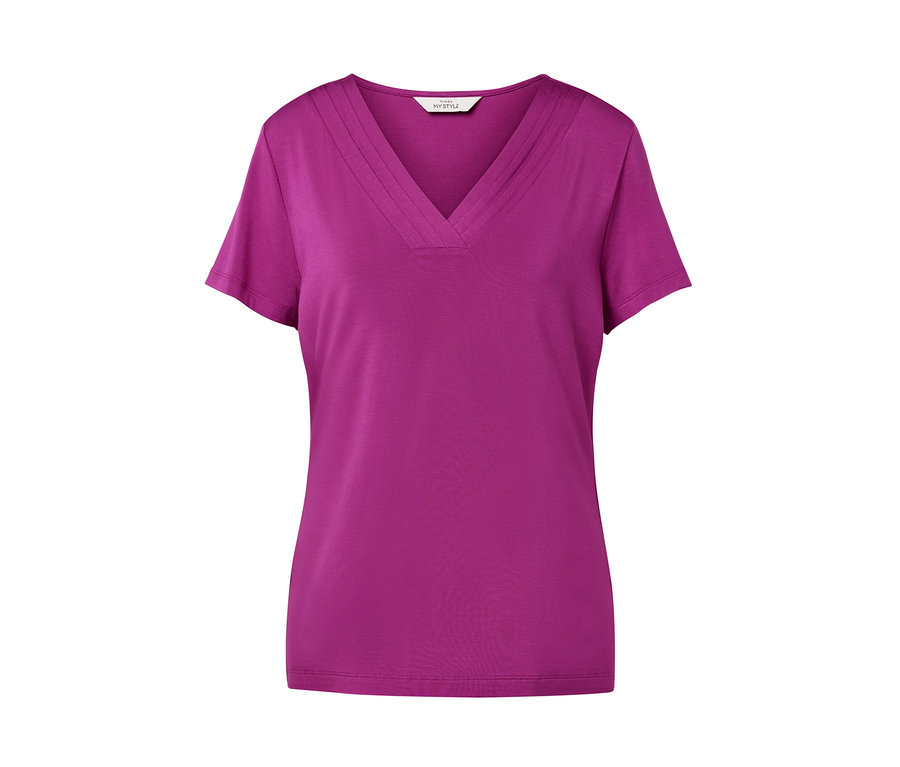 Nahaufnahme eines Shirts mit Faltendetail in Berry.