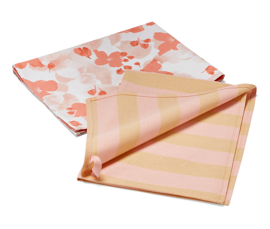 Zwei Geschirrtücher: eines mit Blumenmuster, das andere mit rosa-gelben Streifen.