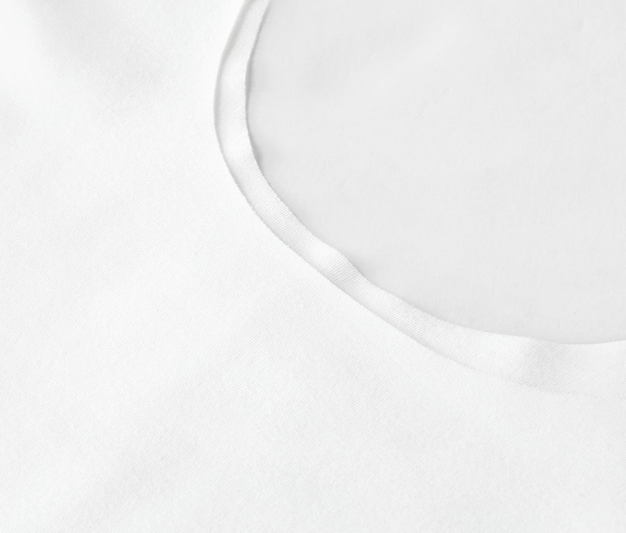 Detailaufnahme eines weißen Stoffes mit Saum.