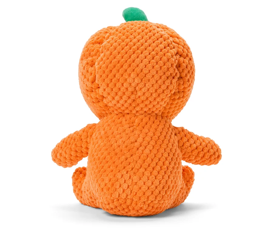 Rückansicht eines orangefarbenen Kürbis-Plüschtiers mit einem kleinen grünen Stiel auf weißem Hintergrund.