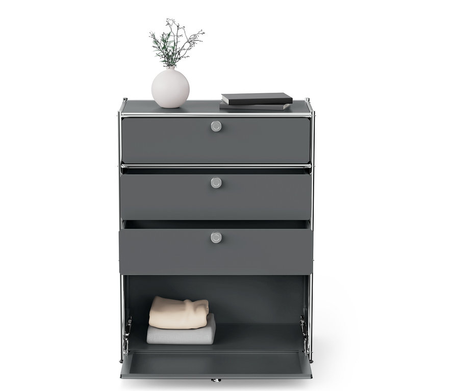 Graue Kommode mit drei Schubladen, von denen eine offen ist, und einem Unterschrank mit Kleidung.