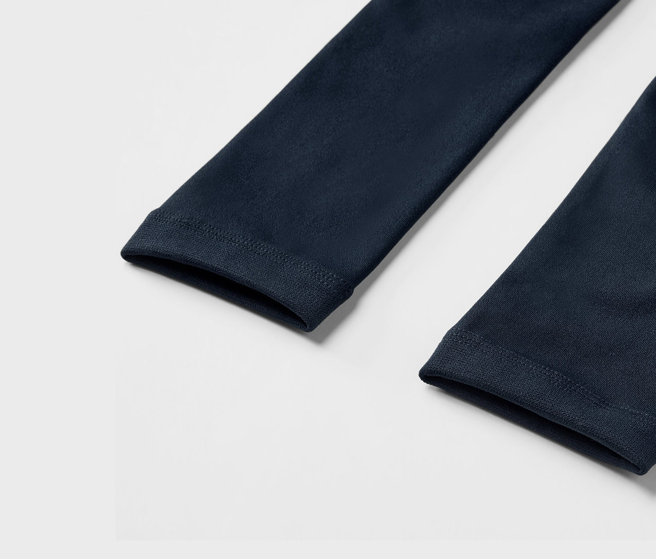 Detailaufnahme von blauen Thermoleggings.