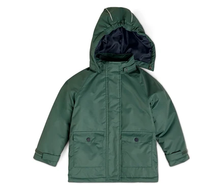 Eine grüne Regenjacke mit Kapuze auf einem weißen Hintergrund.
