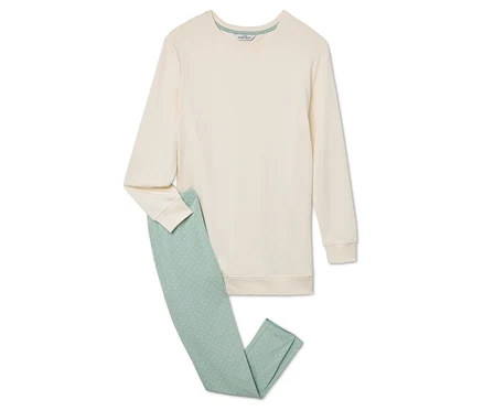 Ein beigefarbenes Sweatshirt und eine hellgrüne Hose liegen auf einem weißen Hintergrund.