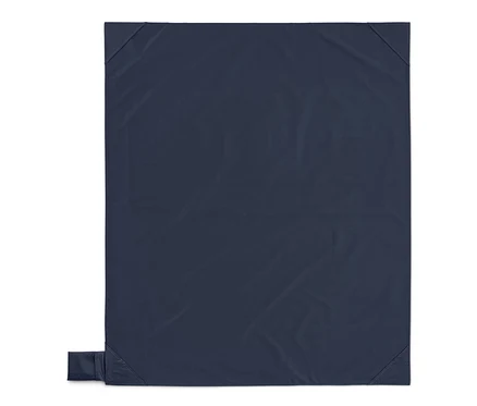 Marineblaue Decke mit kleinem rechteckigen Beutel in der linken unteren Ecke, isoliert auf Weiß.