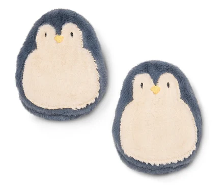 Zwei Plüschpinguine auf weißem Hintergrund.