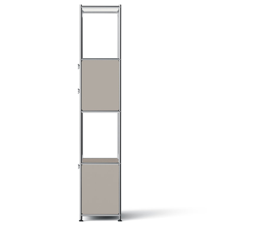 Beiger Schrank mit silbernem Rahmen.