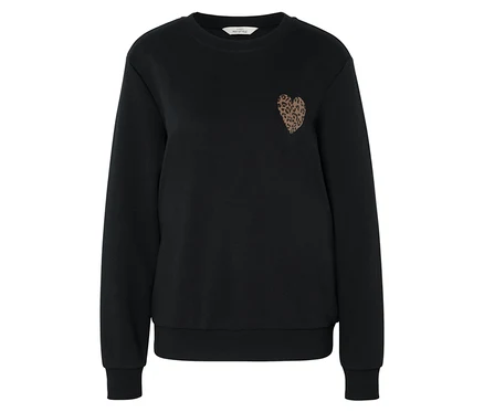 Schwarzes Sweatshirt mit kleinem Herz auf der Brust.