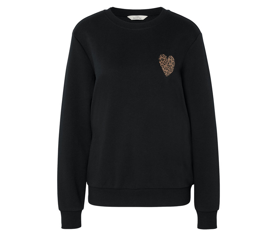 Schwarzes Sweatshirt mit kleinem Herz auf der Brust.