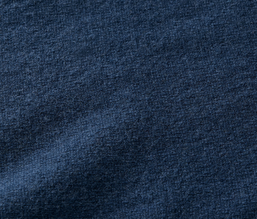 Textur eines dunkelblauen Stoffes.