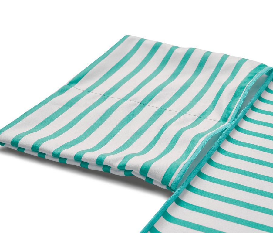 Ein gestreiftes Outdoor-Badetuch, das auf einem weißen Hintergrund zusammengelegt ist.