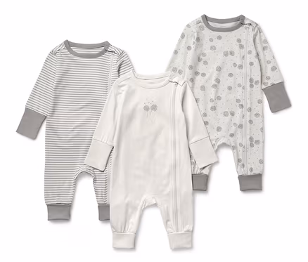 Drei Baby-Schlafanzüge mit langen Ärmeln. Einer gestreift, einer mit Blumendruck und einer weiß.