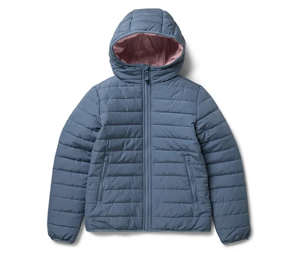 Eine blaue Steppjacke mit Kapuze und rosa Futter.