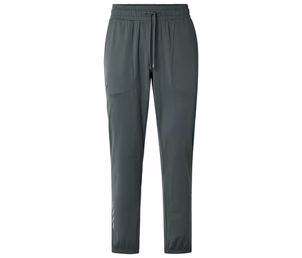 Eine graue Jogginghose mit Kordelzug und Taschen ist vor einem weißen Hintergrund zu sehen.