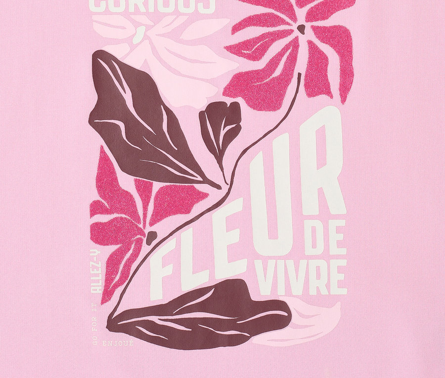 Nahaufnahme des CECIL Placement-Shirts mit Blumenmuster und dem Schriftzug CURIOUS.