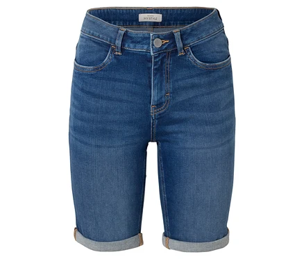 Dunkelblaue Jeansshorts vor einem weißen Hintergrund.