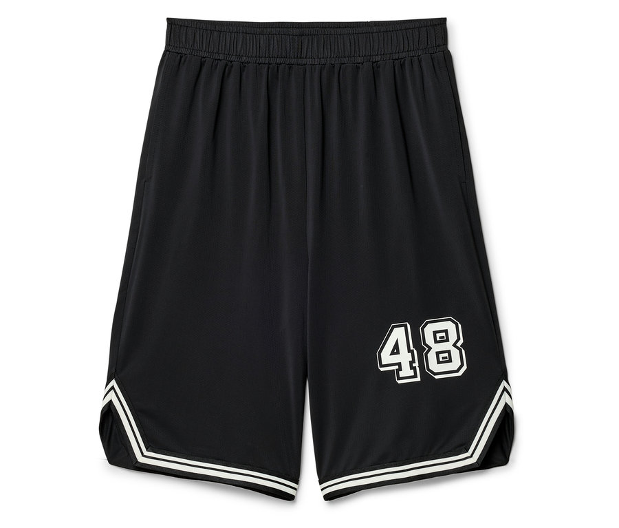 Schwarze Shorts mit der Zahl 48 in Weiß auf dem rechten Bein.