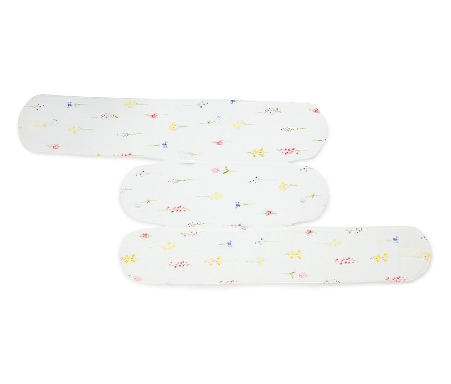 Drei weiße Stoffbinden mit Blumenmuster liegen übereinander.