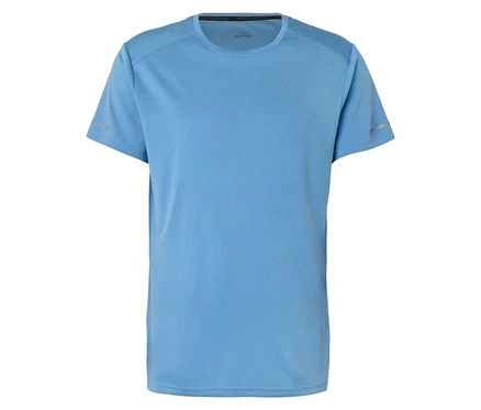 Ein hellblaues, kurzärmeliges Sportoberteil liegt auf einem weißen Hintergrund.