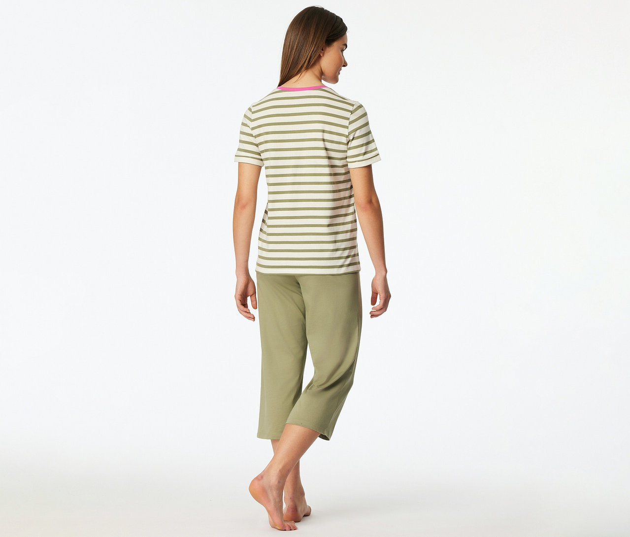 Frau von hinten in einem SCHIESSER 3/4-Pyjama-Set, bestehend aus einem gestreiften T-Shirt in Beige/Olivgrün mit pinkem Kragen und einer olivgrünen 3/4-Hose.