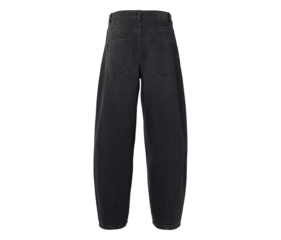 Dunkelgraue, hochgeschnittene Jeans mit weitem Ballonbein, von hinten gesehen, mit zwei Gesäßtaschen.