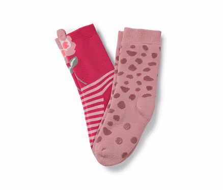 Zwei Paar Socken: ein Paar rosa mit Blumenmuster und Streifen, das andere hellrosa mit braunen Punkten.
