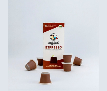 Eine Packung earlybird - Bio Espresso - 10 Kapseln umgeben von Kaffeekapseln.