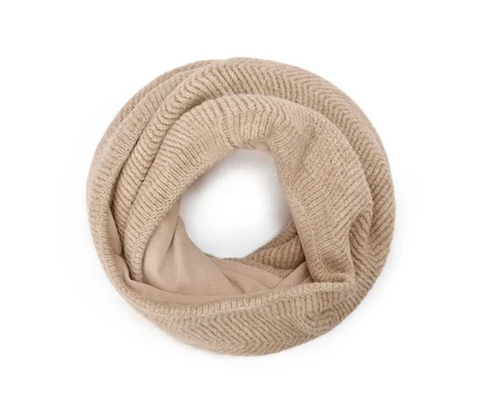 Beiger Strick-Snood mit Fischgrätmuster und weichem Innenfutter, kreisförmig gefaltet.
