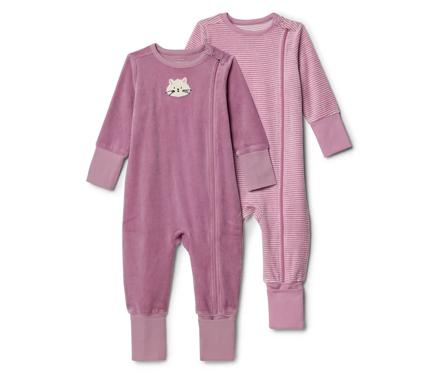 Zwei Baby-Strampler. Der linke ist ein altrosafarbener Velours-Strampler mit einem weissen, gestickten Katzenkopf auf der Brust und einem Reissverschluss. Der rechte ist ein hellrosa gestreifter Strampler mit einem Reissverschluss.