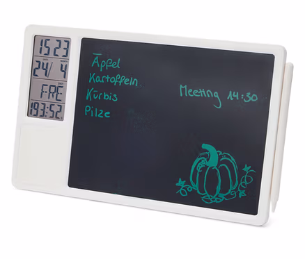 Weißes digitales Memoboard mit schwarzer Schreibfläche, links mit Digitalanzeige für Uhrzeit, Datum, Wochentag und Timer. Auf der Schreibfläche stehen grüne Notizen wie "Äpfel", "Kartoffeln", "Kürbis", "Pilze" und "Meeting 14:30" sowie eine Kürbiszeichnung. Ein weißer Stift ist seitlich befestigt.