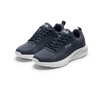 Ein Paar dunkelgraue Fila Sportschuhe mit weißen Sohlen und weißen Fila Logos auf weißem Hintergrund.