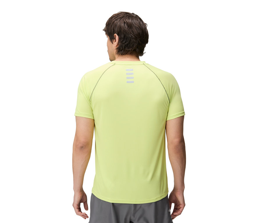 Mann von hinten in einem limettengrünen FILA Herren-Funktionsshirt mit reflektierenden Streifen am Rücken und grauen Shorts.